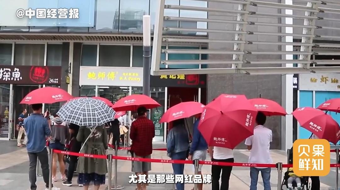 在深圳扫货奶茶鸭脖，回香港能赚几百块！反向代购为何火爆？