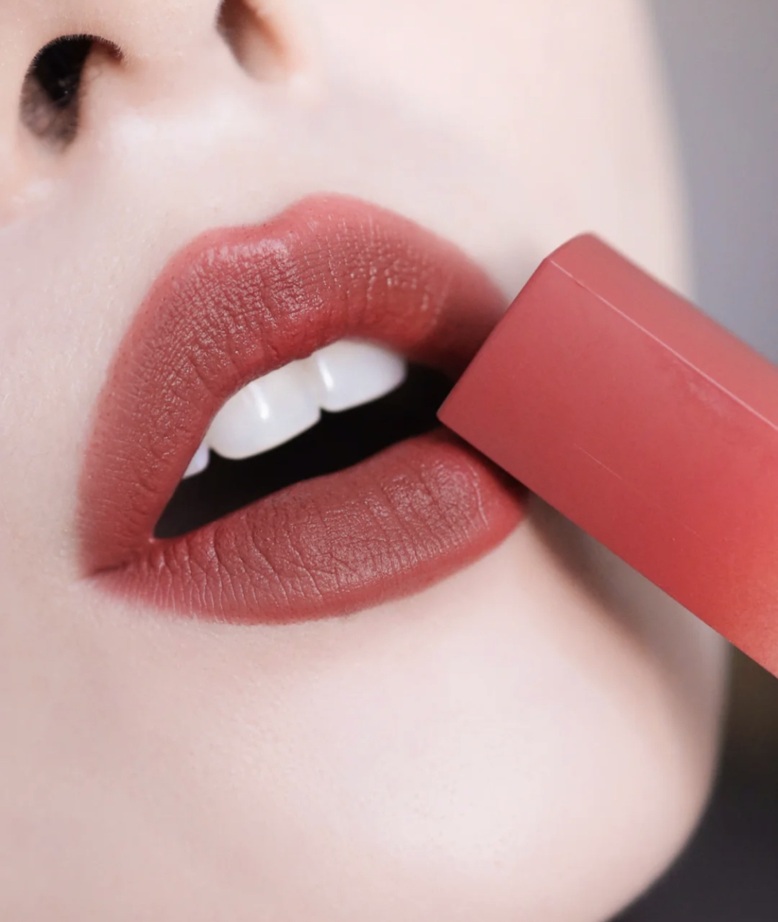 黄皮配什么颜色口红显白,黄皮女生涂上最显白的颜色