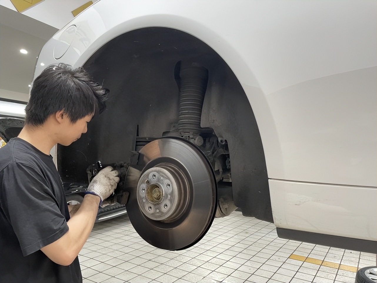 劳斯莱斯古思特前刹车片拆装,金扳手豪车维修