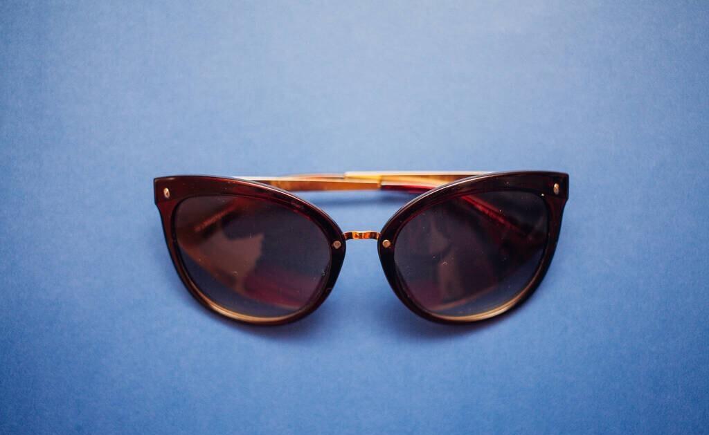 眼镜镜片有划痕了可以打磨吗,眼镜镜片有刮痕什么办法可以修复