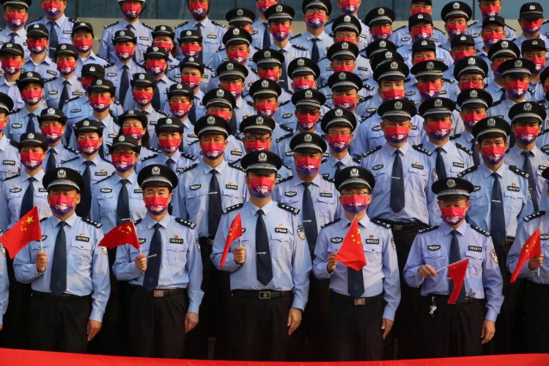 节日我在岗护航群众平安出行,节日我在岗交警坚守一线保畅通