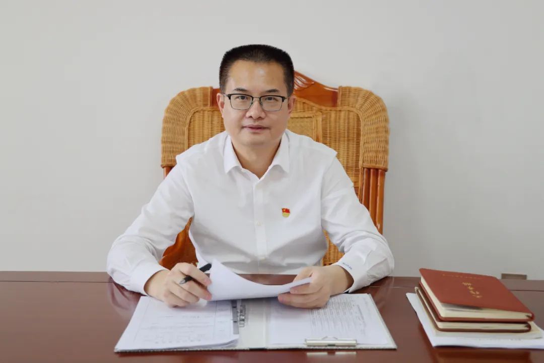 深学笃行新思想奋楫争先立潮头,深学笃行砺初心凝心聚力启新航