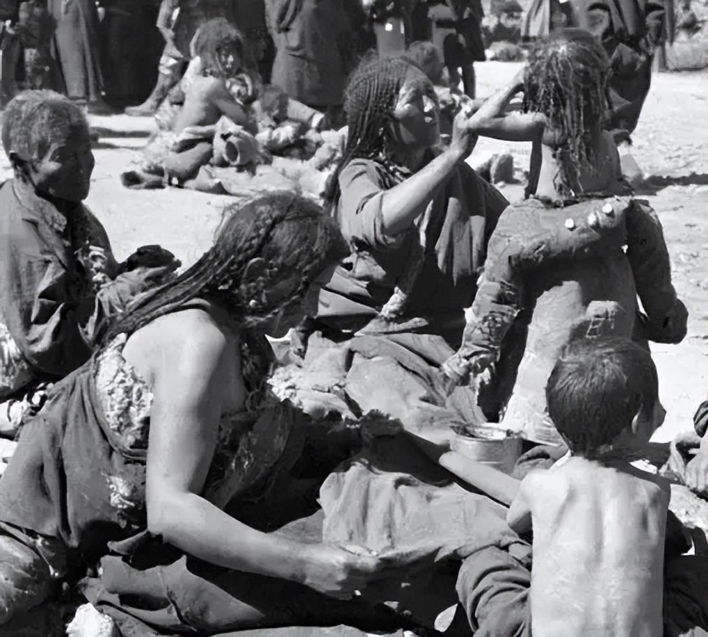 变态的纳粹德国，*光脱**犹太人女人衣服，集体*杀屠**!2