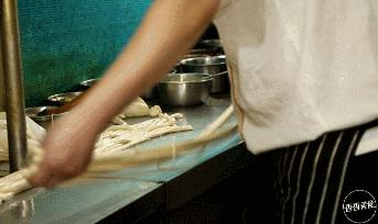 一碗营养丰富又好吃的面,有点宽和厚而且有嚼劲的面