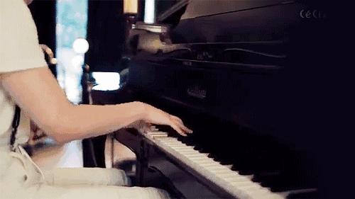 成人想学钢琴一定要先买钢琴吗,钢琴入坑小白应该用什么钢琴