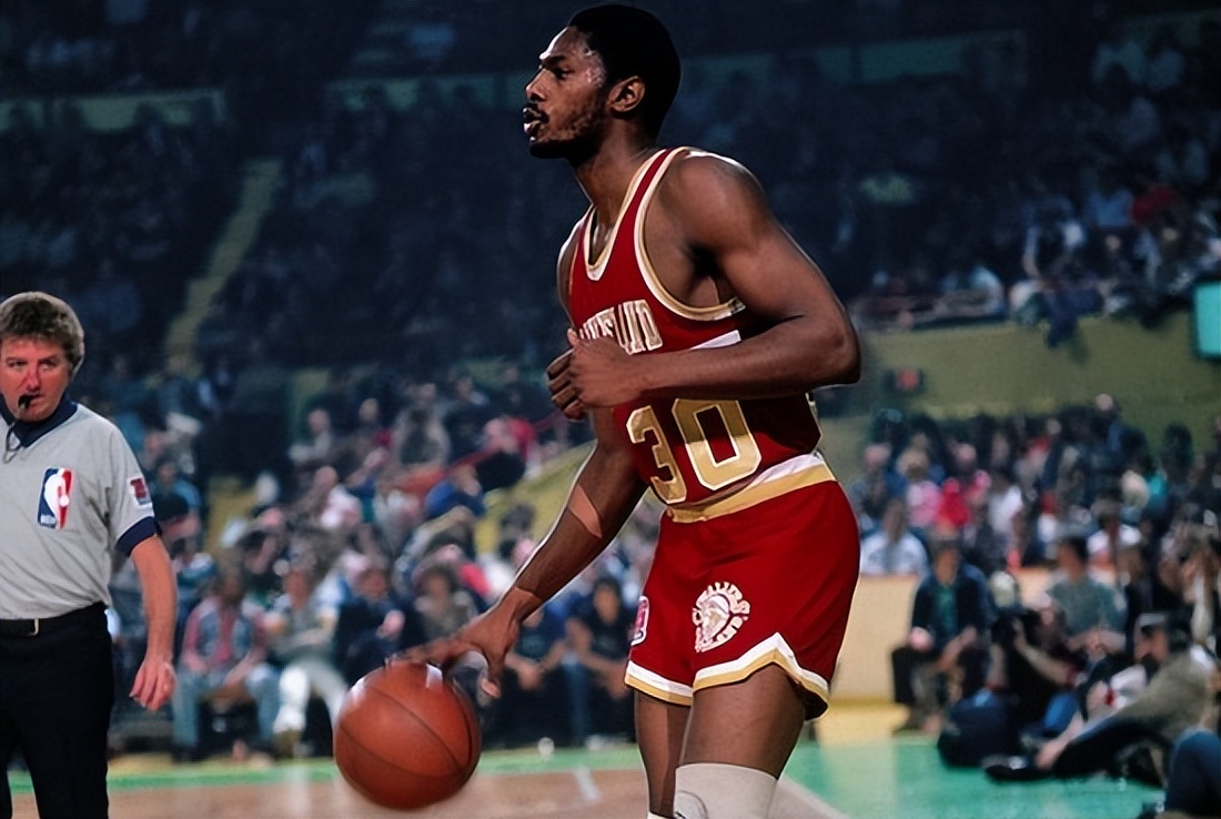 米切尔晃倒马刺10号,米切尔17赛季马刺