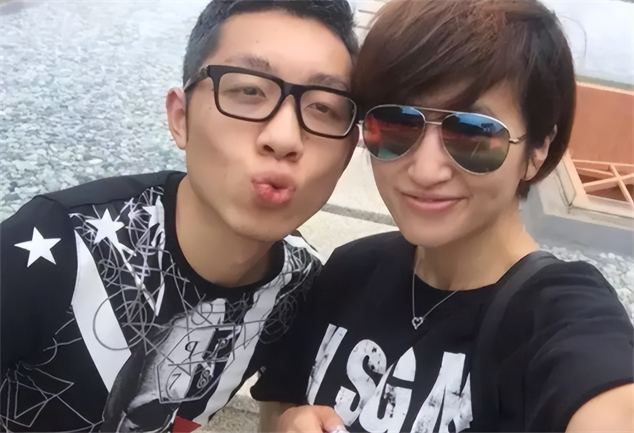 世界冠军许昕求婚现场,许昕乒乓球界的绯闻女友