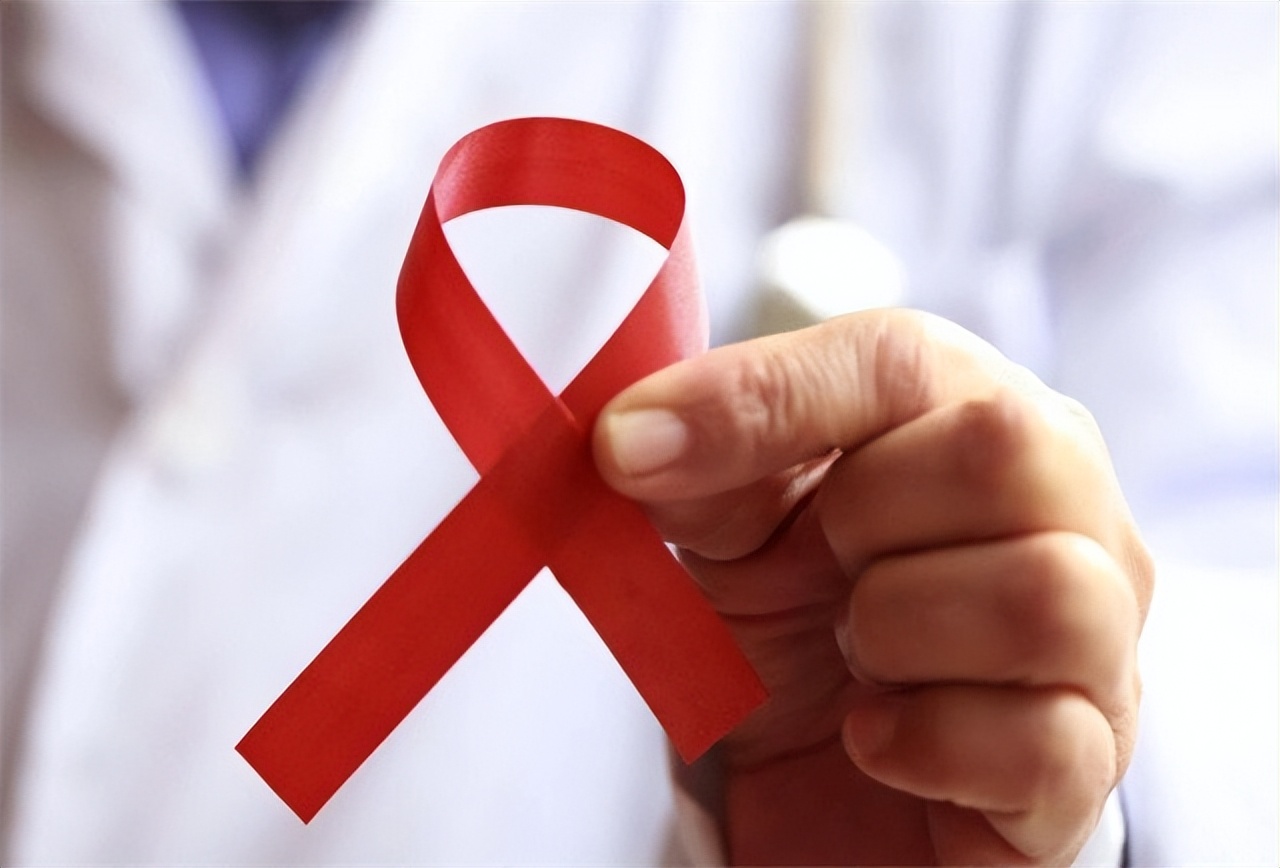 60岁，他大概是中国存活最久的艾滋病人，带着自己遗像活了十几年