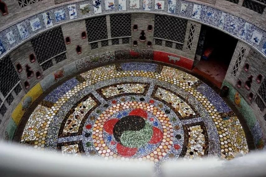 80岁老太5年造瓷宫花费6000万,老太太花6000万建瓷宫图片