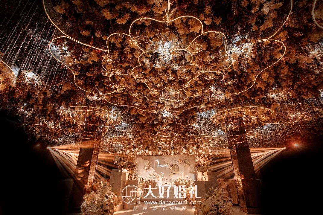 香槟金婚礼甜品台,香槟金咖色婚礼效果图