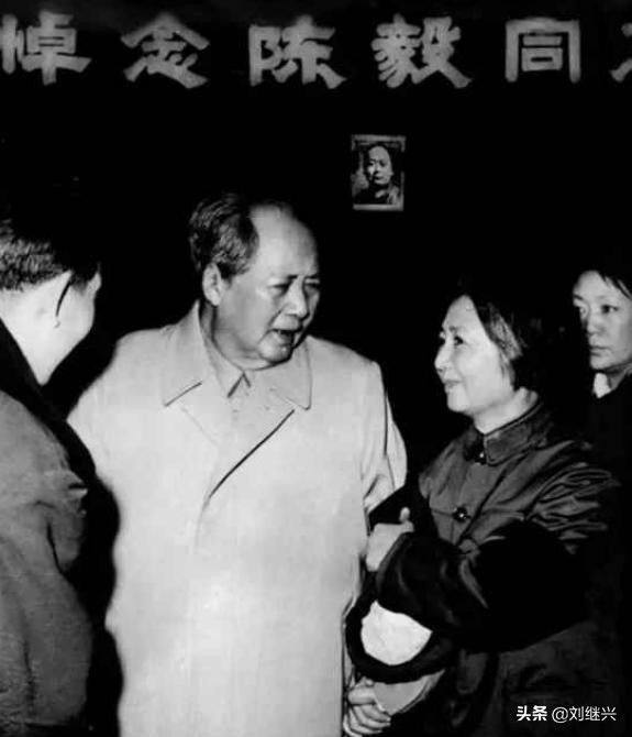 他曾两次取代了毛主席的职务，毛主席却救了他一命，此人后成元帅