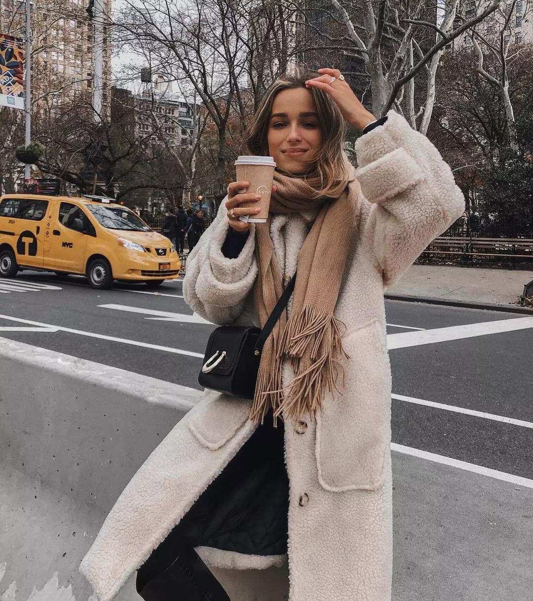 冬天搭配棉衣围巾系法,冬天比较惊艳的穿搭围巾