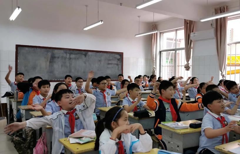 小学生课堂玩“*处私**”被教育，家长的回应有点毁三观，评论区亮了