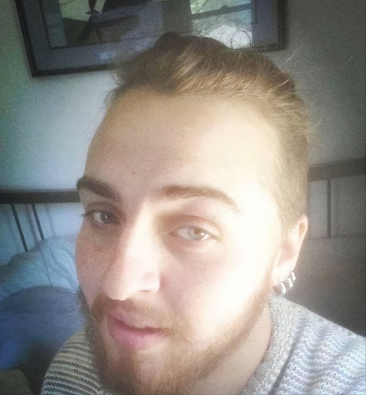 2020年，美国一男子自然怀孕生下男婴，竟不愿孩子叫自己“妈妈”