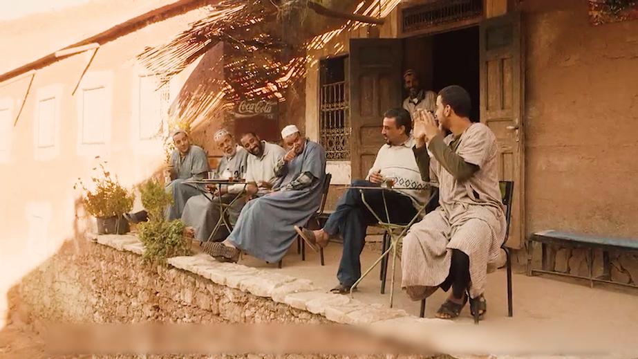 揭露印度女性悲惨的电影，孕妇上山挑水男人在家玩乐，越看越揪心