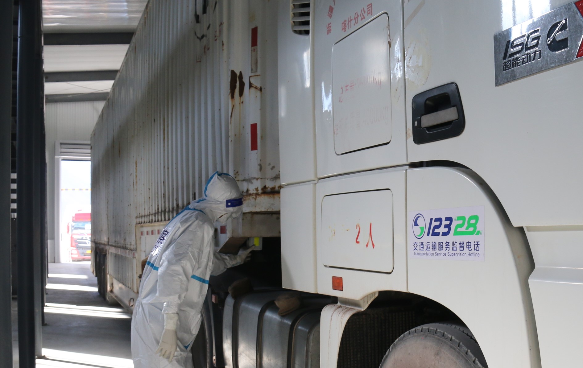 海拔5100米,手指冻粘在钢板上……这是他在红其拉甫18年来的执勤日常