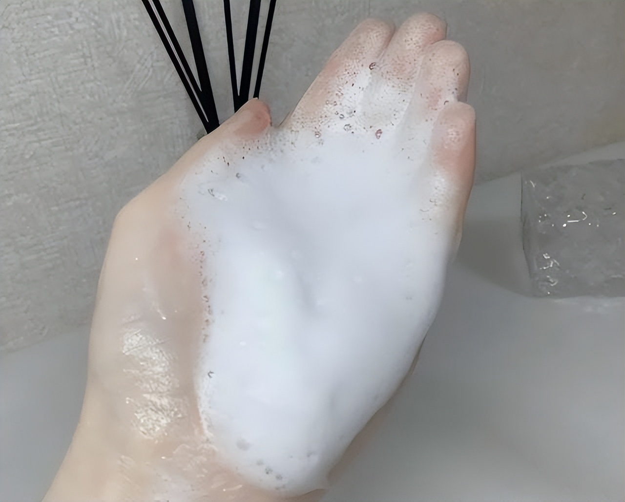 洗面奶应该用平价的还是贵的,洗面奶贵的和便宜的有差别吗