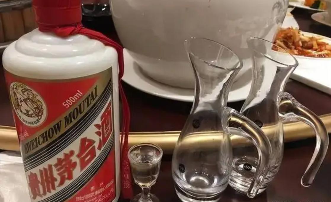 山东老人过80大寿，酒桌上中华烟茅台酒花费百万，网友却说是陋习