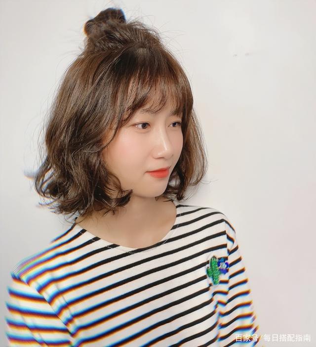 头发多的短发怎么扎头发好看,短发怎么扎头发好看又简单又减龄