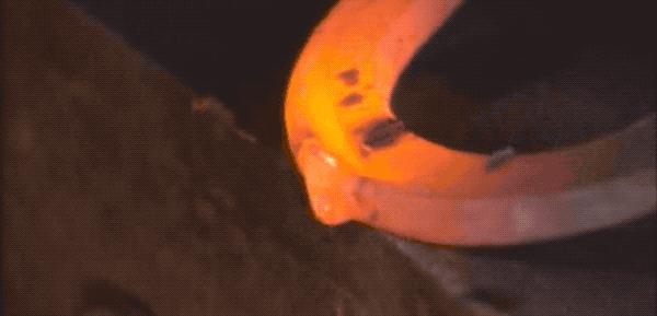 马为什么要钉马蹄铁,给马钉马蹄铁的视频