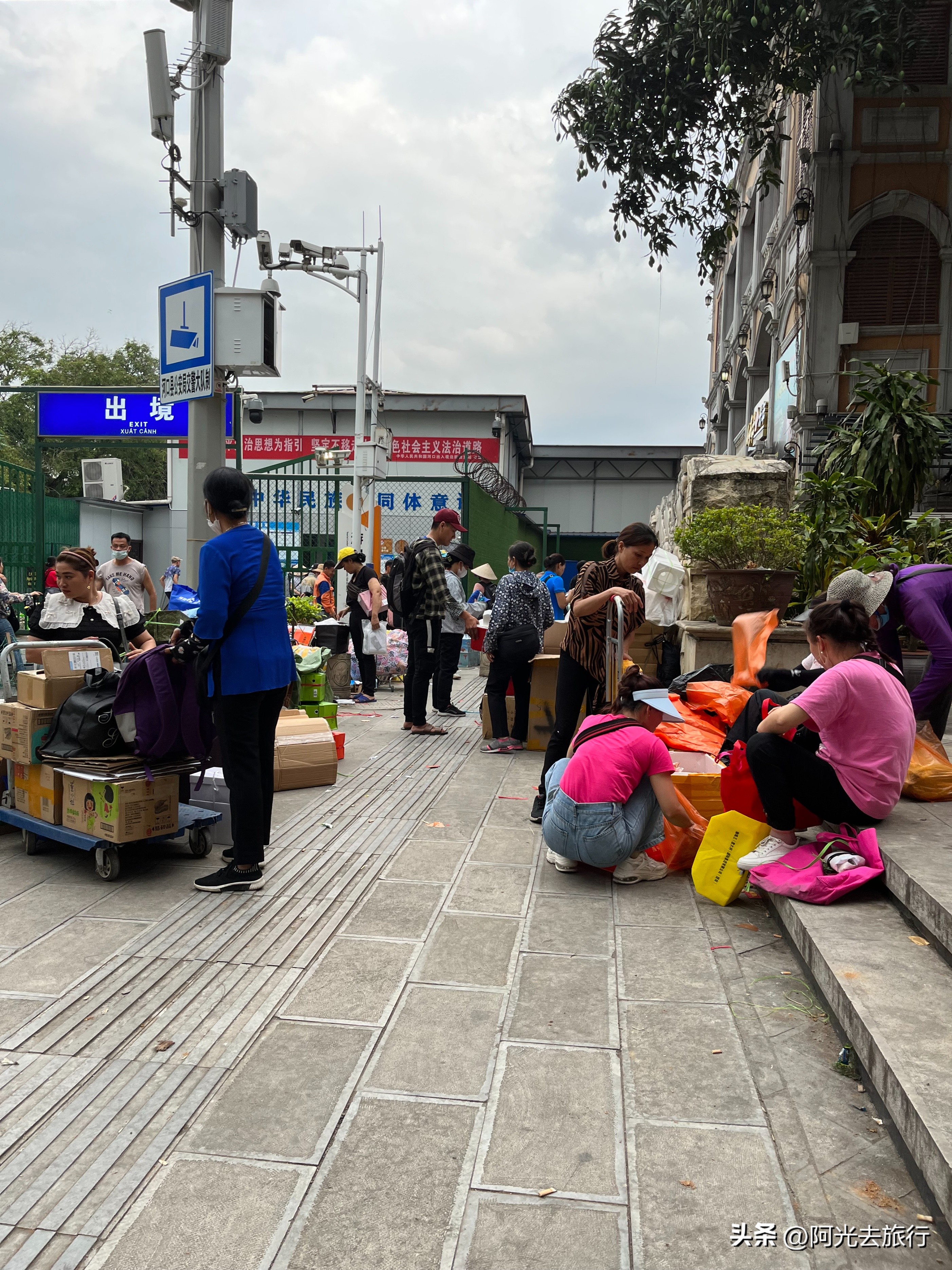 越南人看云南河口县城全景,云南河口看越南老街