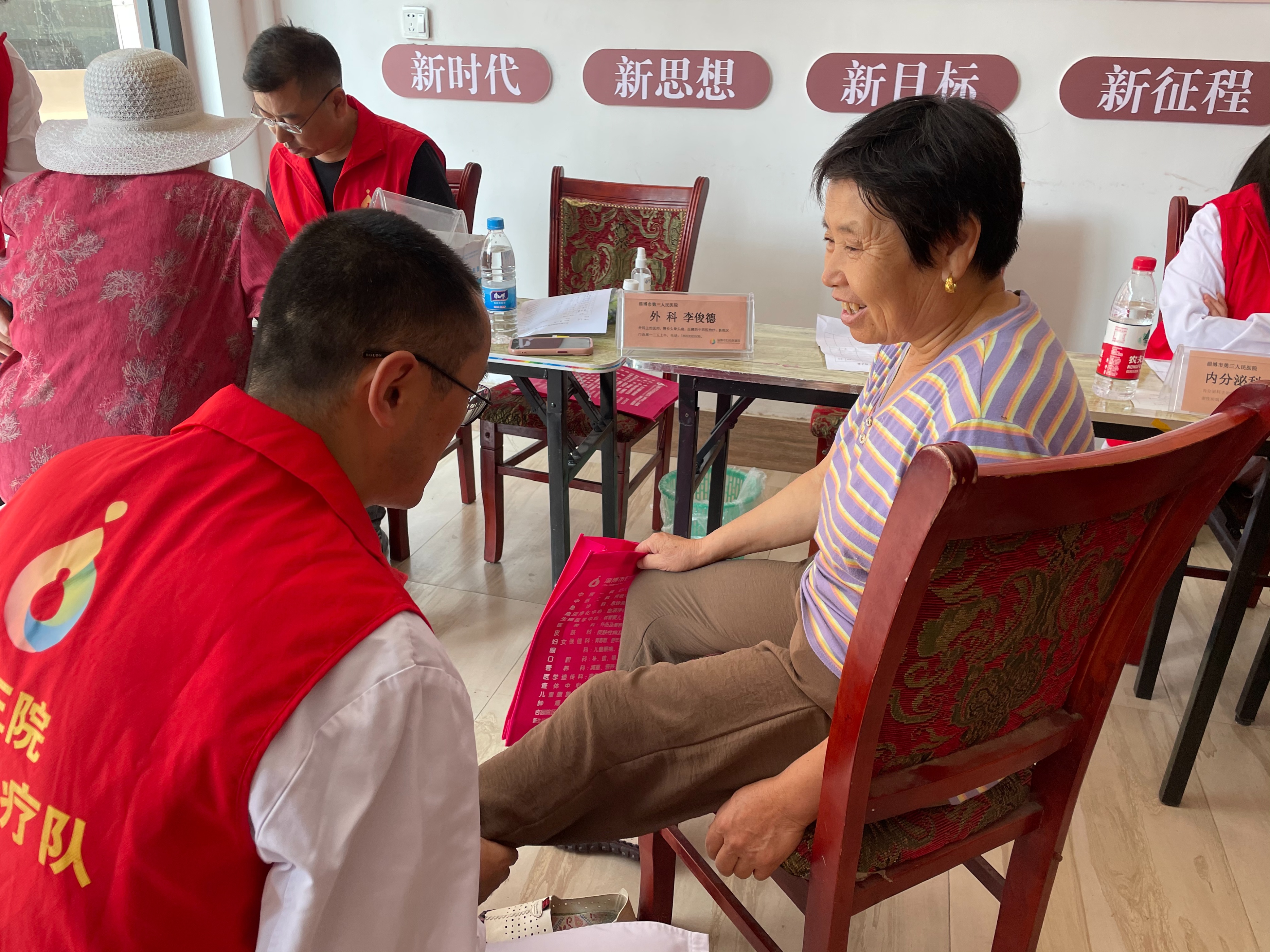 市三院联合宏仁堂“服务百姓健康行动”走进淄川龙泉镇龙二村义诊