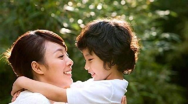 女儿洗澡被爸爸撞见，爸爸觉得无所谓，我们是怎么看待此问题呢？