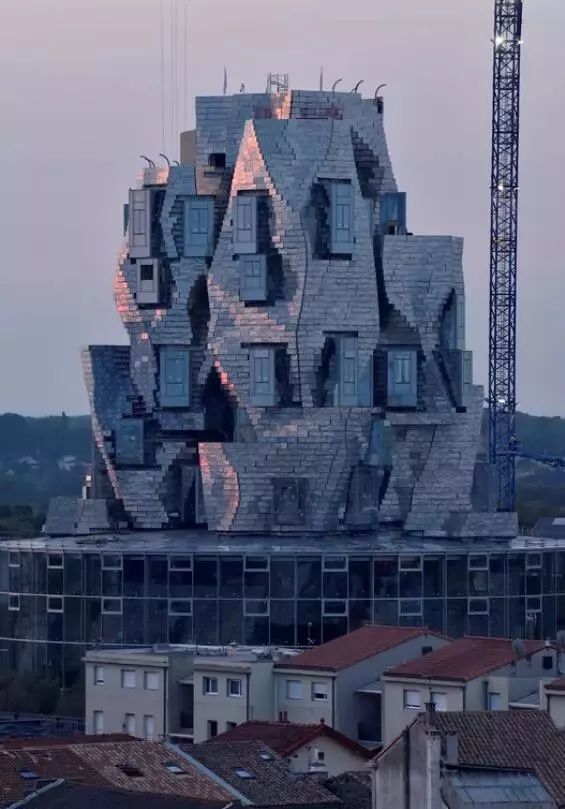 解构主义弗兰克盖里,美国建筑师弗兰克盖里的建筑风格