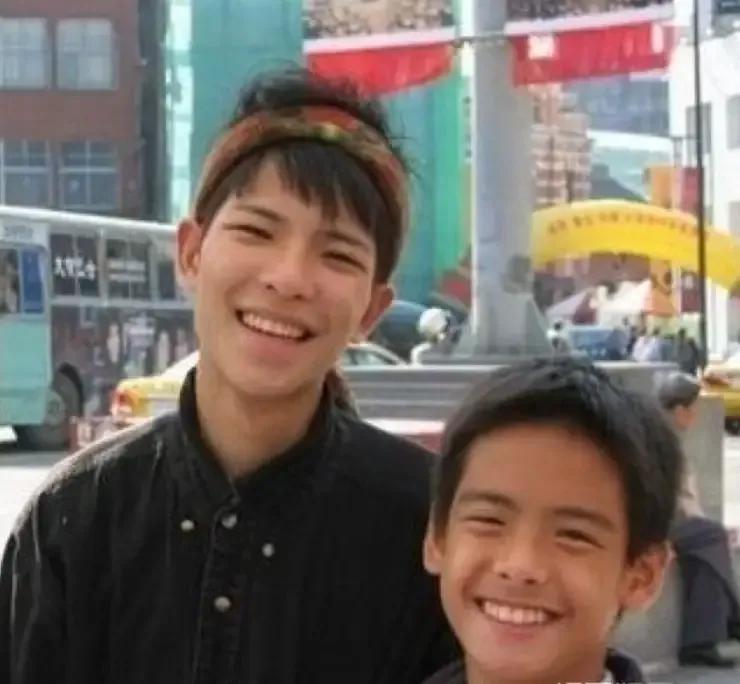 年龄小的嫁给年龄大明星,女人娶大明星要三思