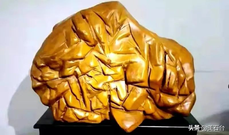 这小学教师用8800元买下一拖拉机的黄蜡石，转手卖出88万