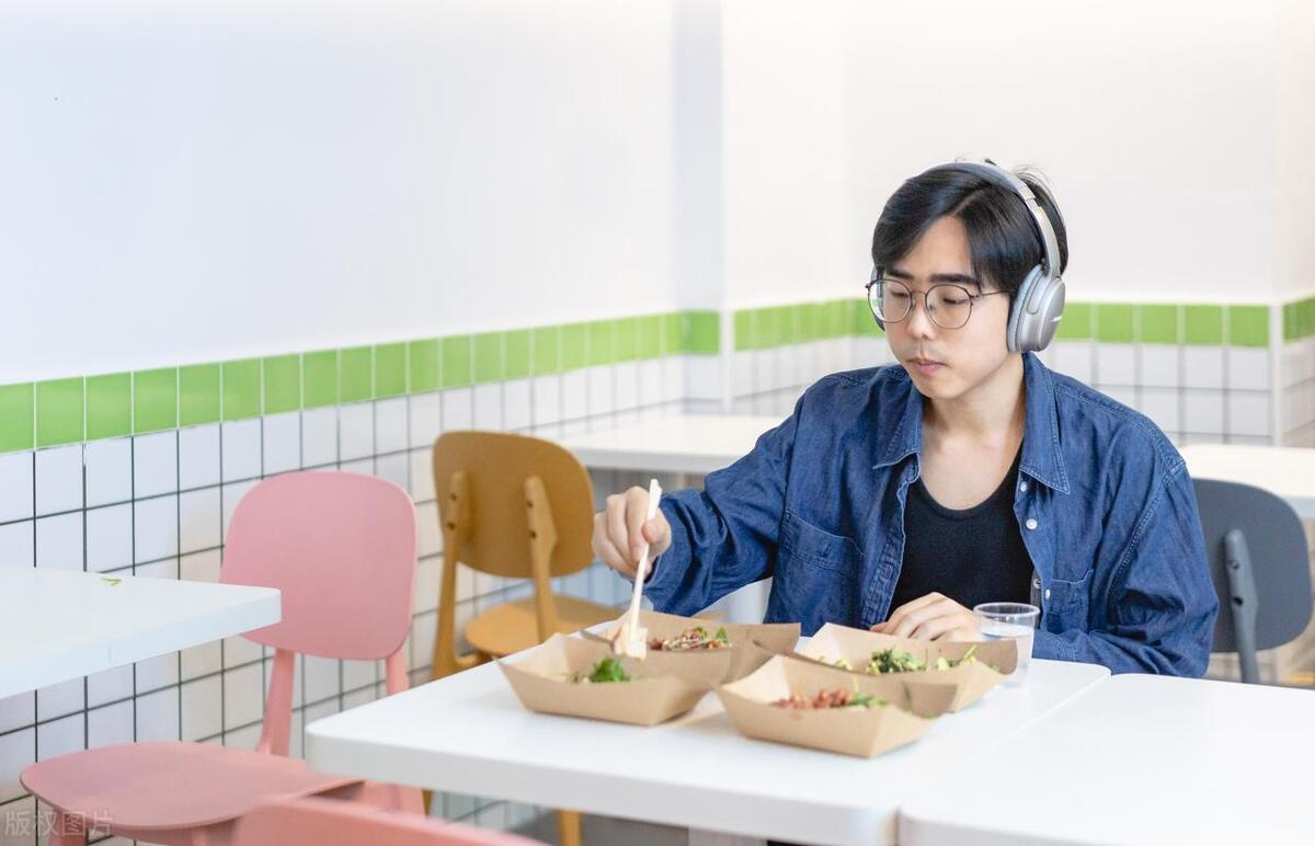 偶尔间歇性手抖是什么原因,经常不由自主手抖是咋了