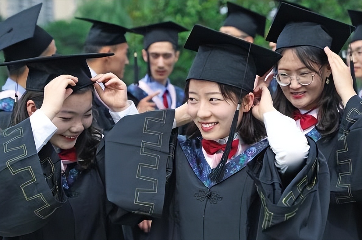 毕业生设计中式学位服仙气十足,武汉大学学位服形象宣传