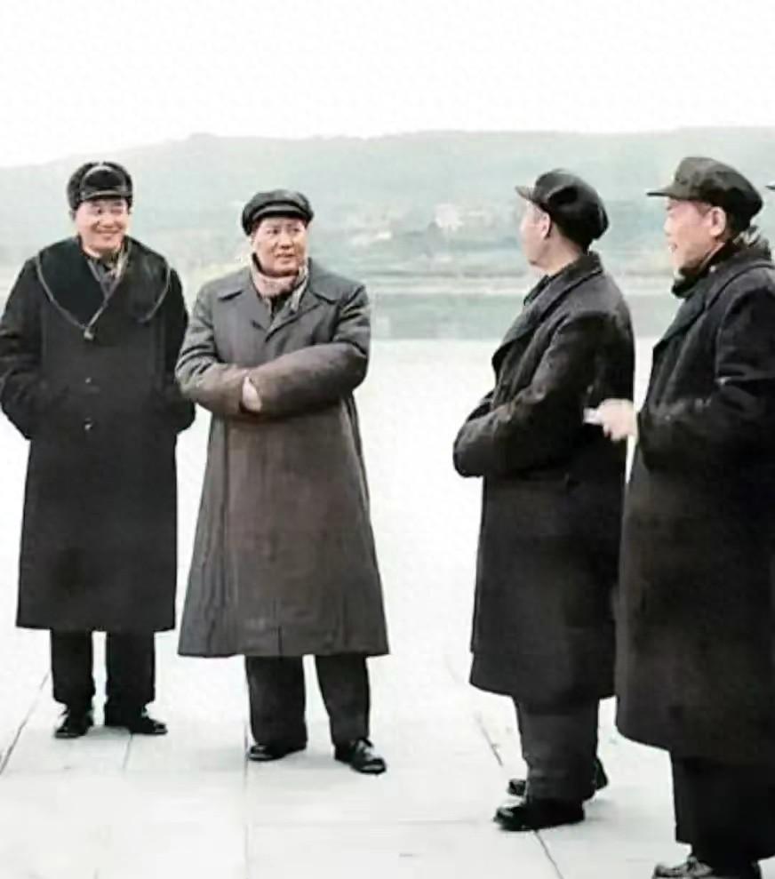 毛主席说也不能生太多，罗瑞卿低下头，他有八个子女