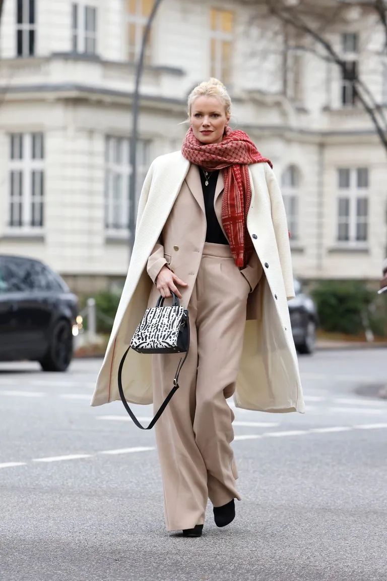 棕驼色大衣高级感穿搭,米驼棕大衣配什么颜色的内搭衬衫