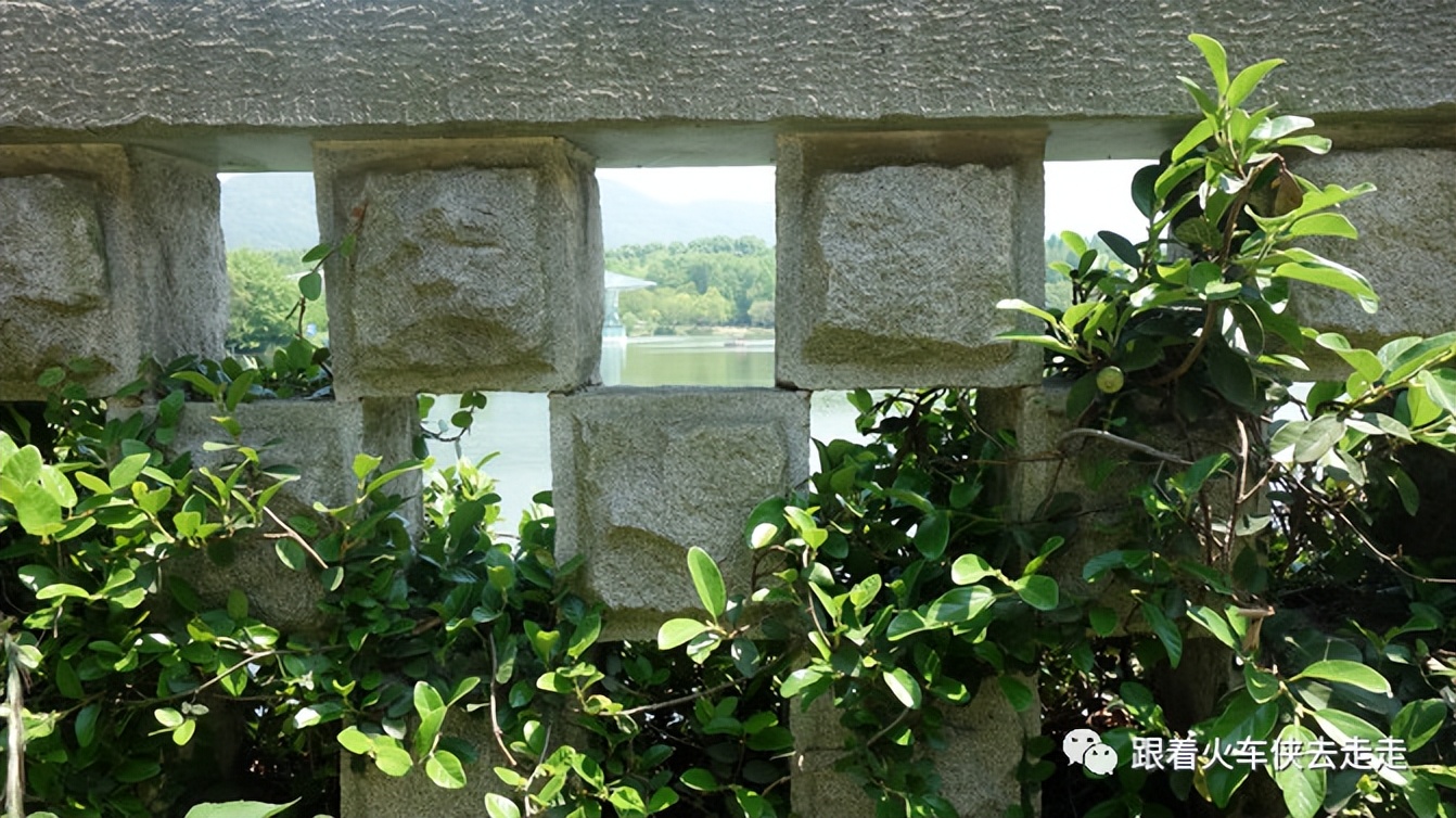 南京城墙下的琵琶湖,南京旅游先看城墙还是先看玄武湖