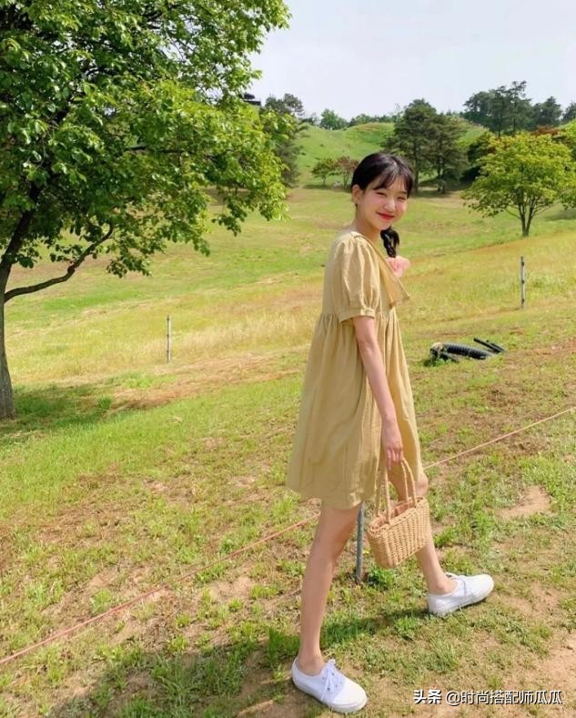黑色的高帮帆布鞋配长裙子好看吗,黄色帆布鞋搭配什么裙子最好看