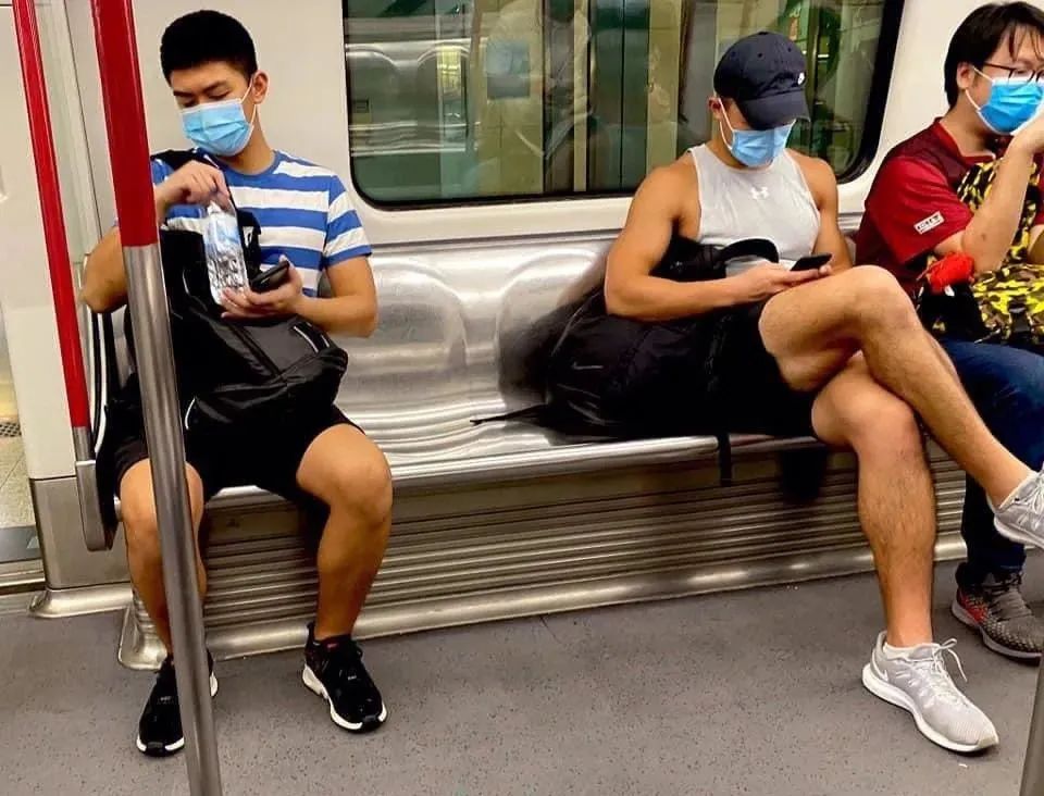 网友拍到穿校服高中生和青春擦肩,网友地铁上拍下的一幕