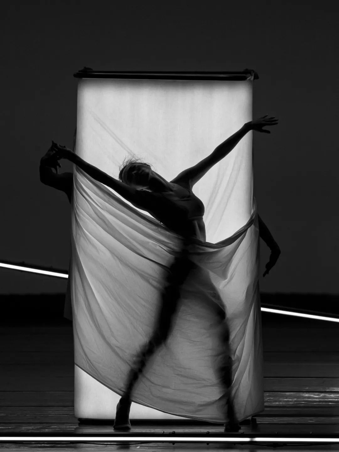 她的国风水下舞，每一帧都美到忘了呼吸