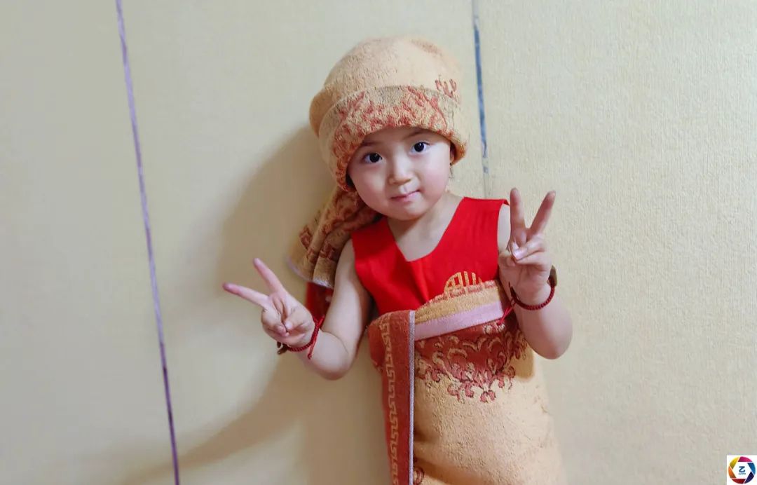 孩子得知爷爷去世崩溃哭泣,女孩得知姥爷去世后大哭