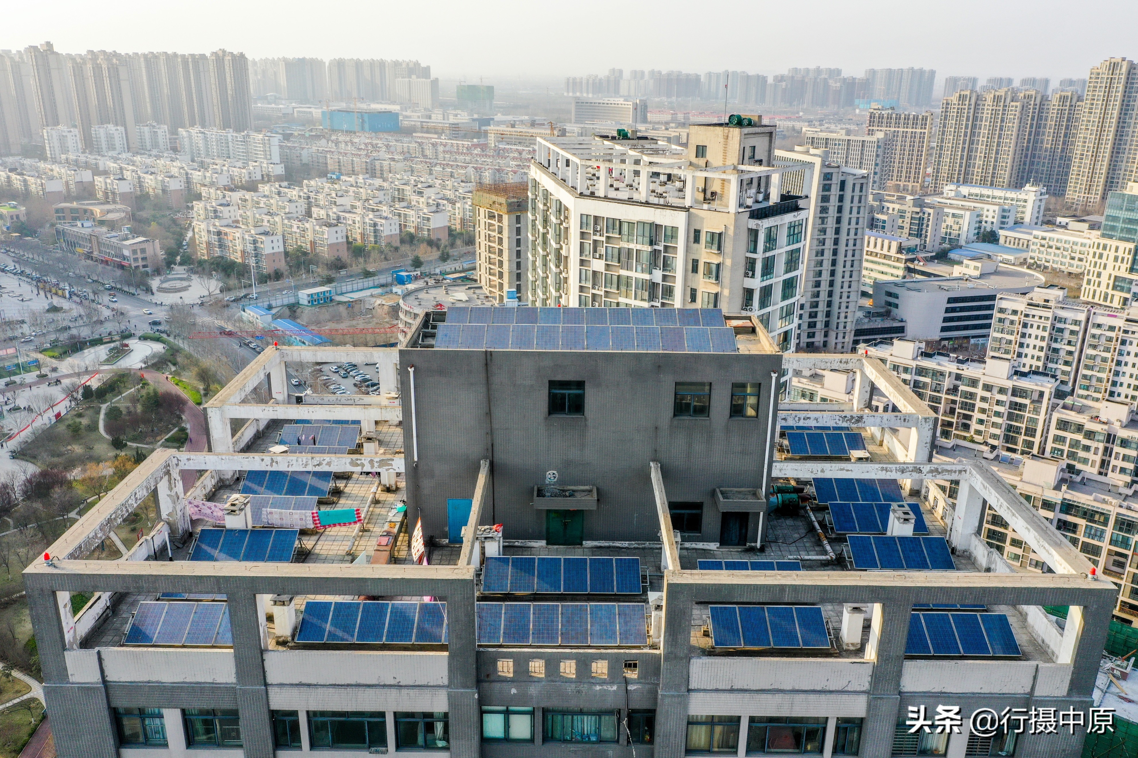 楼顶太阳能板发电,小区每户的太阳能板能独立发电吗