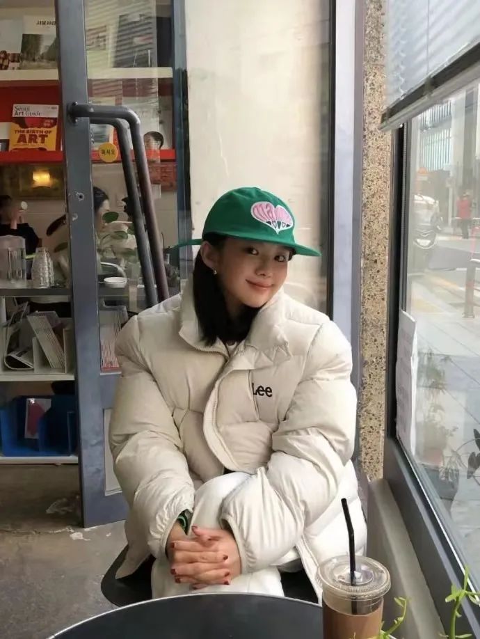 羽绒服卫衣裙搭配,今年流行穿搭羽绒服加什么靴子