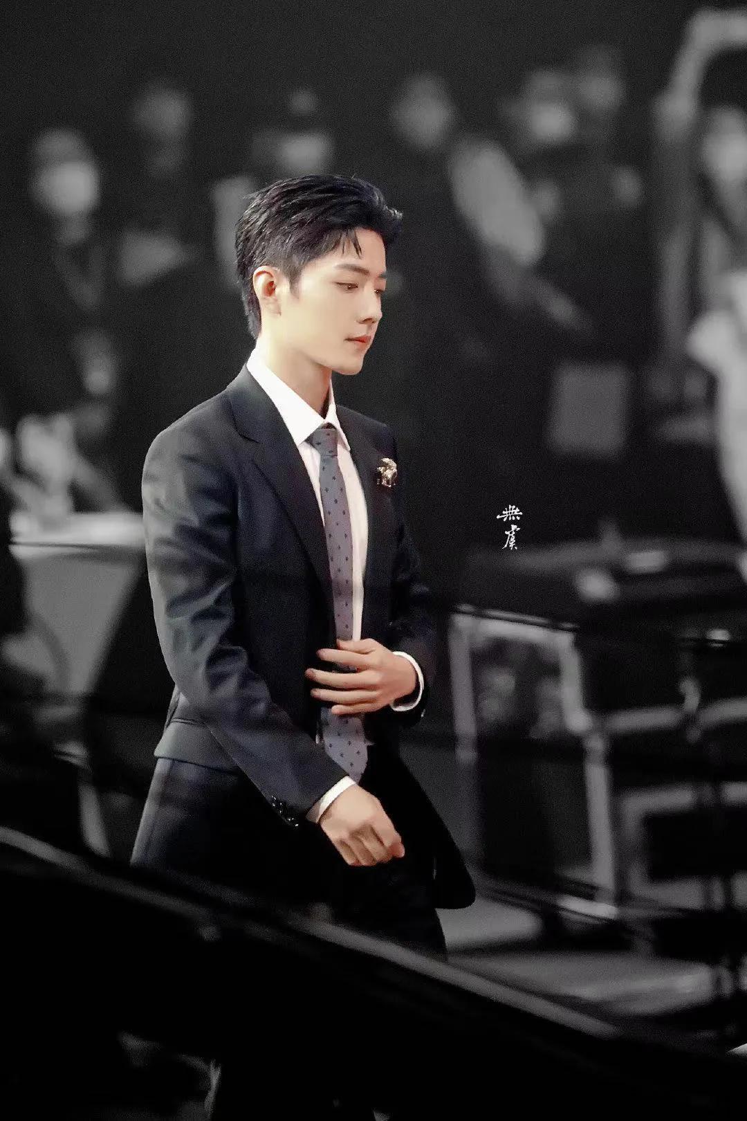 肖战近期活动造型,肖战微博之夜两套造型