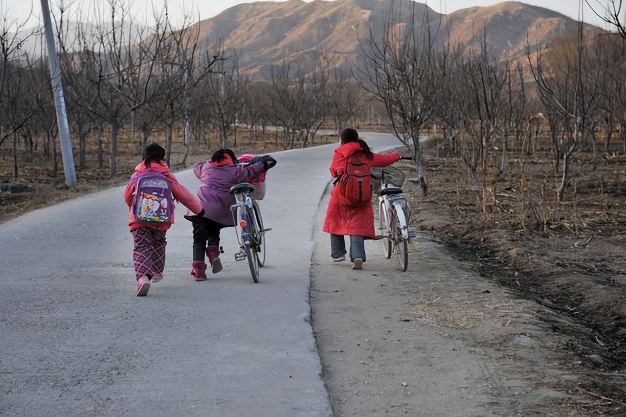 “穷人不配生小孩！”北京女大学生语出惊人，揭开农村儿童遮羞布