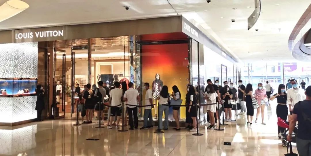 lv的腋下包值得购买吗,lv和香奈儿包哪个值得买