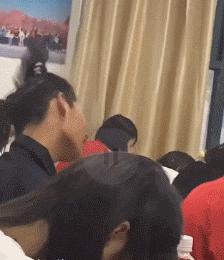 “是小蛇出了轨，还是青蛙劈了腿？”这是现实版的美杜莎？哈哈