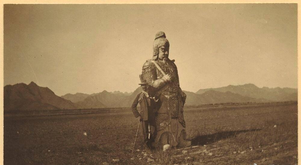 女子身穿日本侵华军装照片,女子穿侵华日军服装摆拍新闻视频