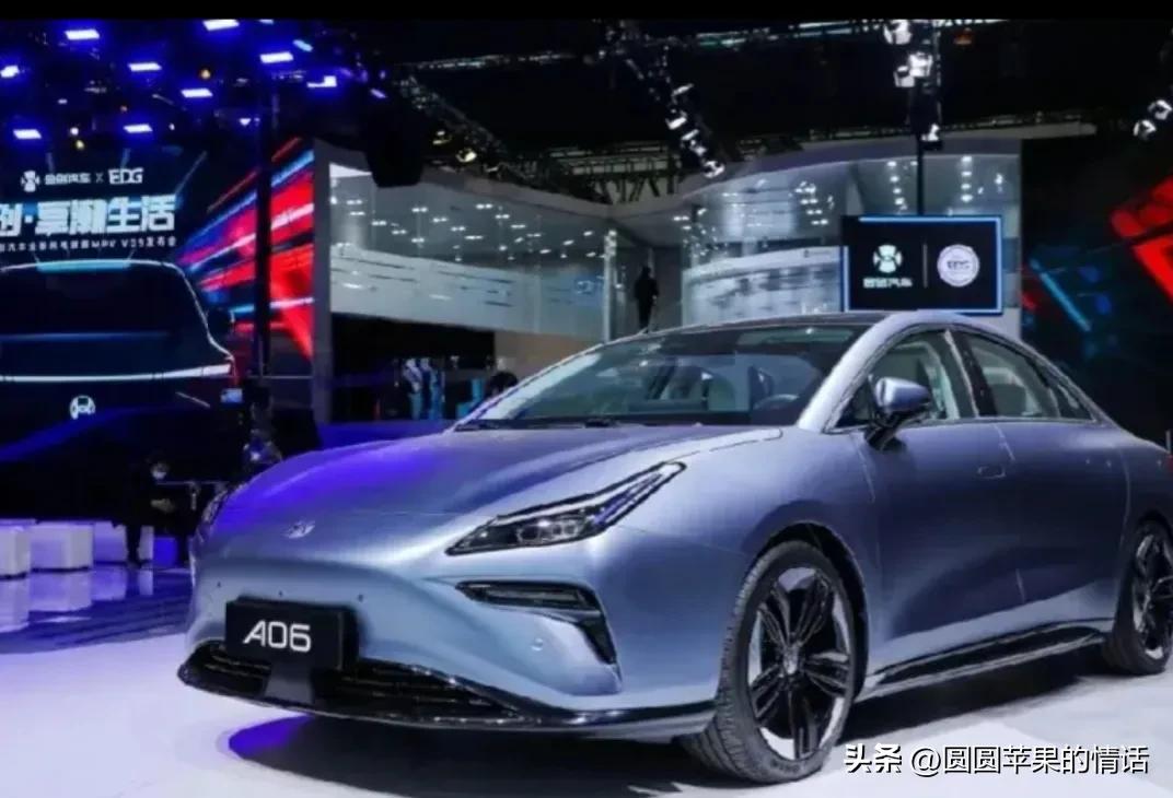 堂弟从省城驾驶一辆崭新轿车回到小山村，吸引着村民观赏和赞叹