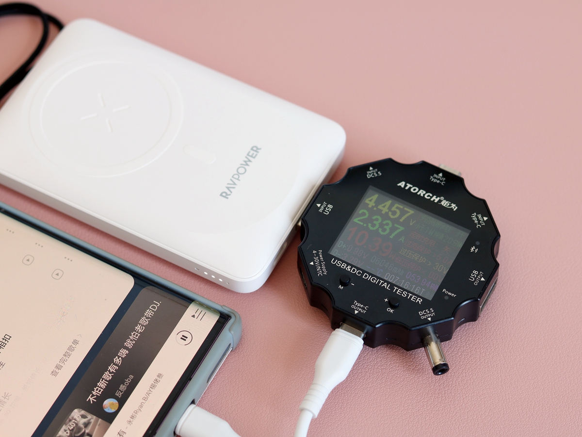 入手RAVPower磁吸充电宝，从此再也不用担心忘记带充电线了