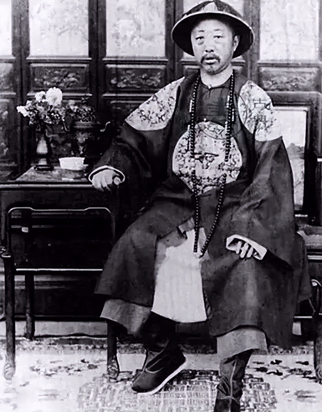 清朝末代王爷，宁摆地摊也不*国卖**，毛主席：安排他当个“弼马瘟”