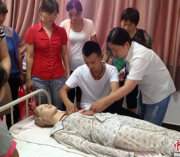 90后转行做月嫂,90后小伙转行做催乳师